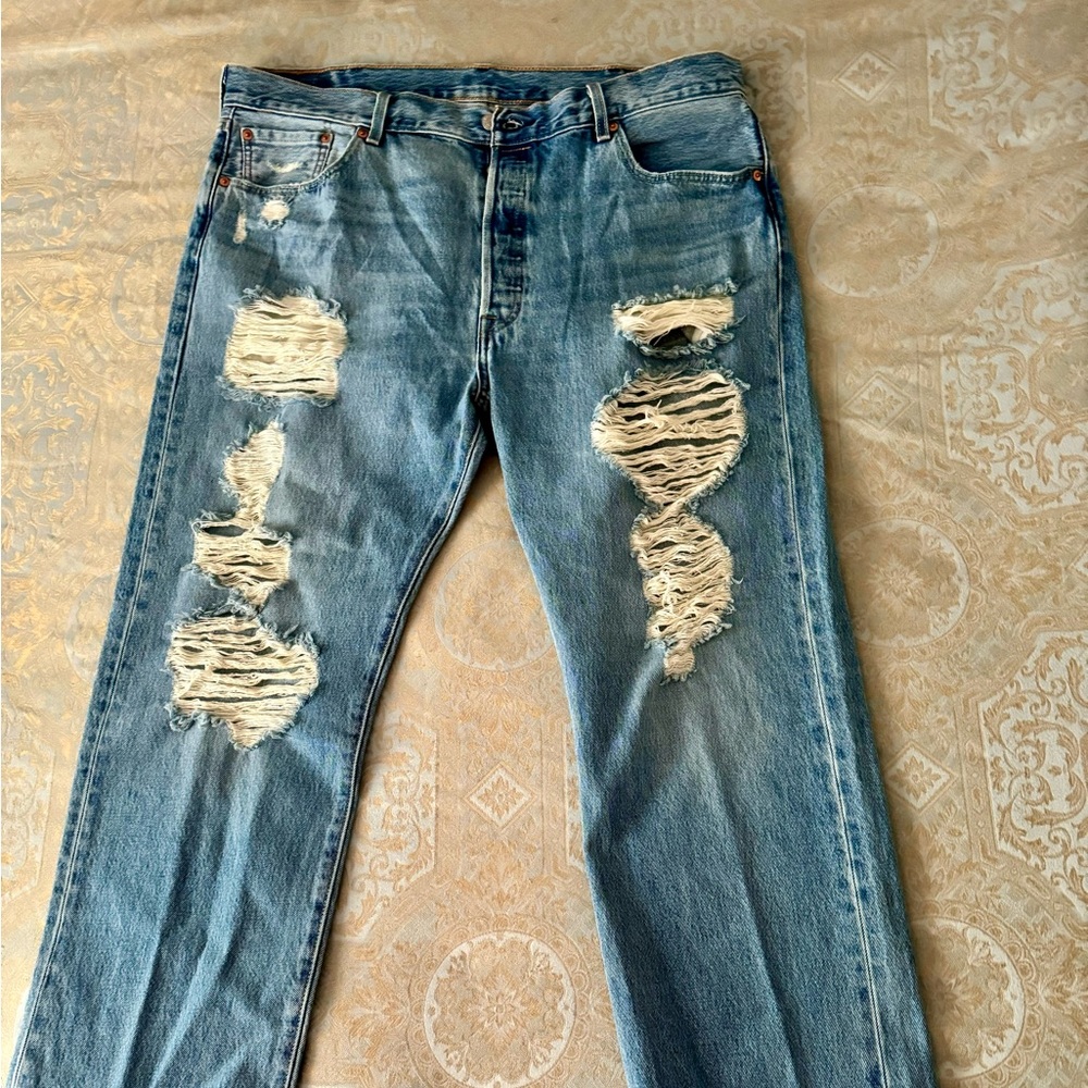 Men’s Levi’s 501 Original regular straight leg jeans. 5 button fly. New 40x32